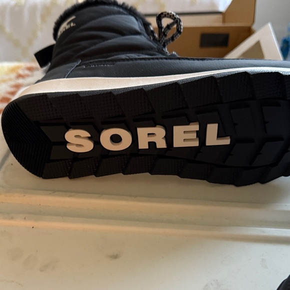 Sorel Winter Boots with White Sole - Picture 2 of 5